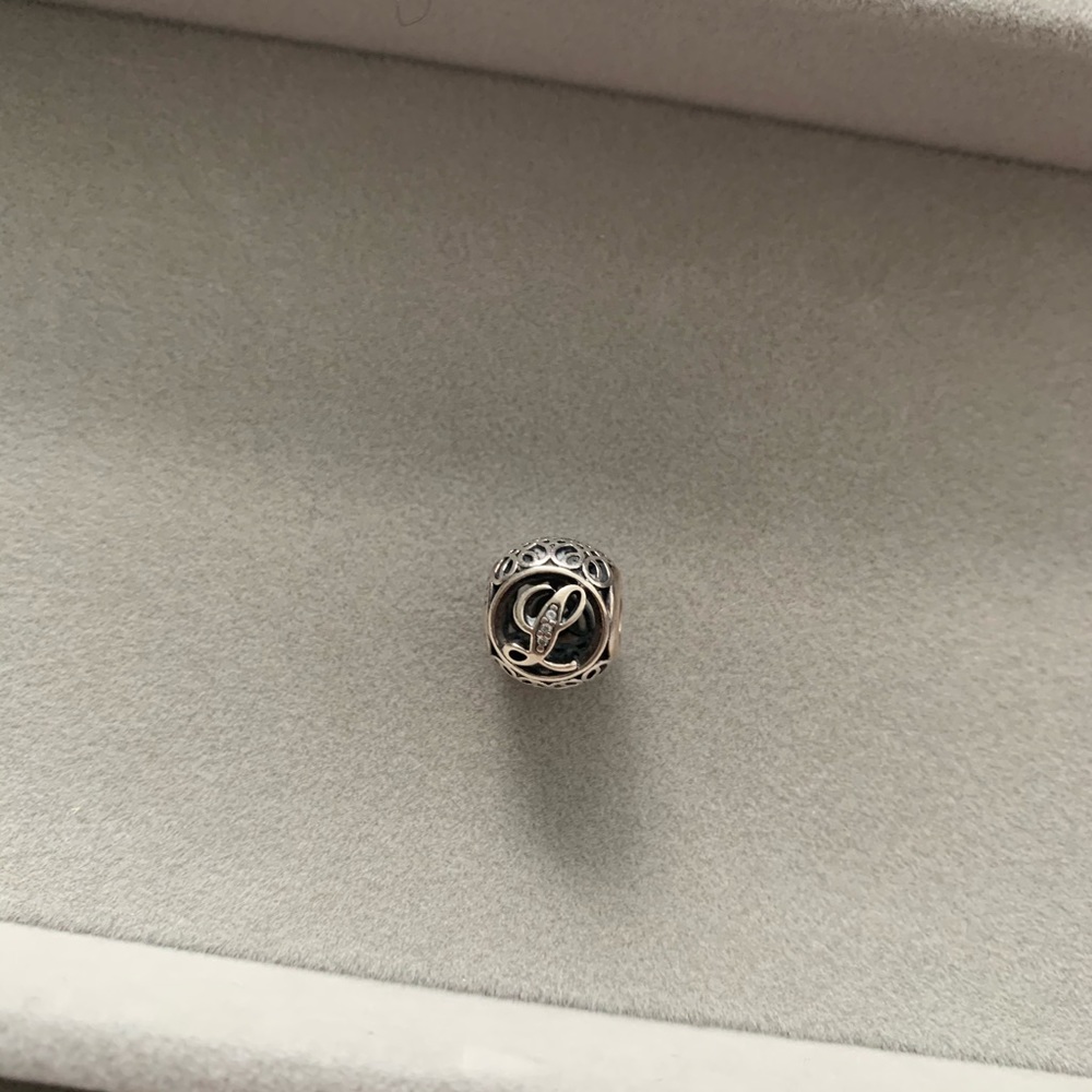 🌟RETIRED🌟Pandora charm - Letter “L”
